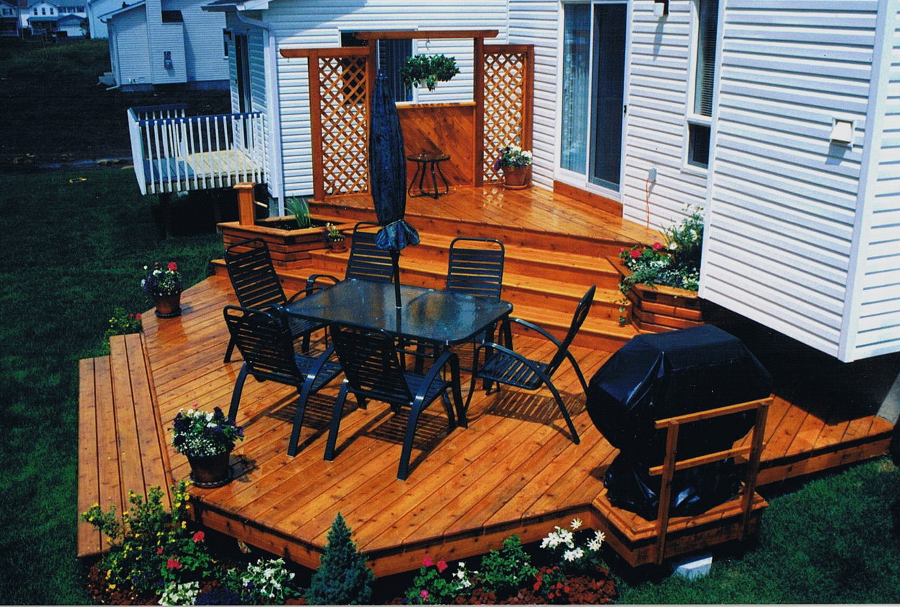 Deck & Privacy Screen & Planter Pond