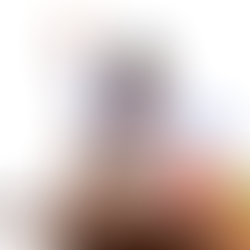 איש יושב מול מחשב