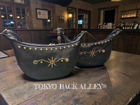 栃木レザーバナナスタッズショルダー