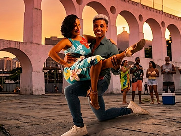 Couple_lifting_in_Rio_202606281157.jpeg