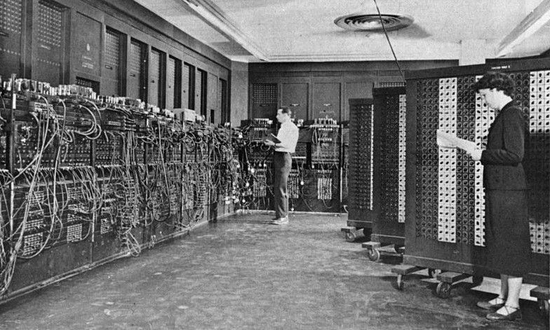 1946, premier ordinateur : ENIAC (Electronic Numerical Integrator Analyser and Computer). 18 000 lampes à vide, 30 tonnes, 167m2, 150 KWatt/heure - programmable avec des commutateurs et des fiches à brancher. Entrées-sorties (des données) par cartes perforées.