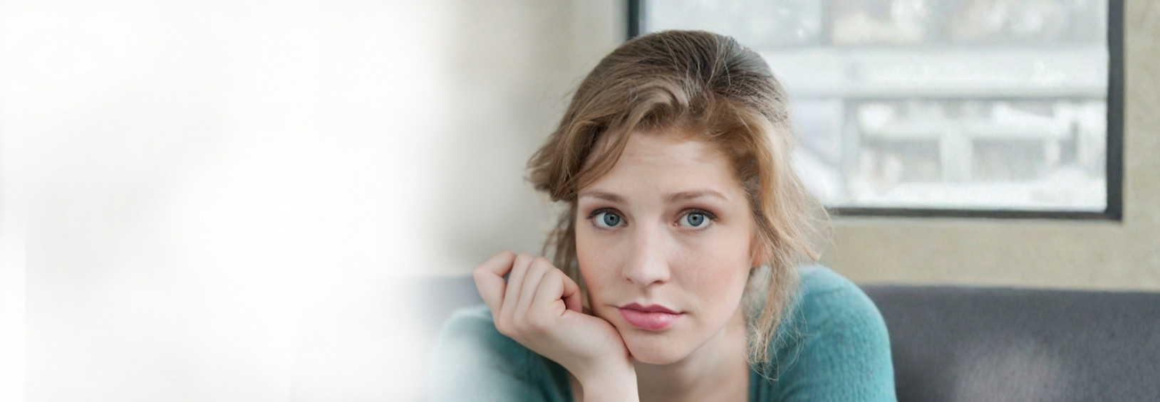 Website background photo girl with blue eyes Clinique Vivago Montreal