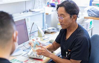 寒川病院 整形外科 診察中の医師