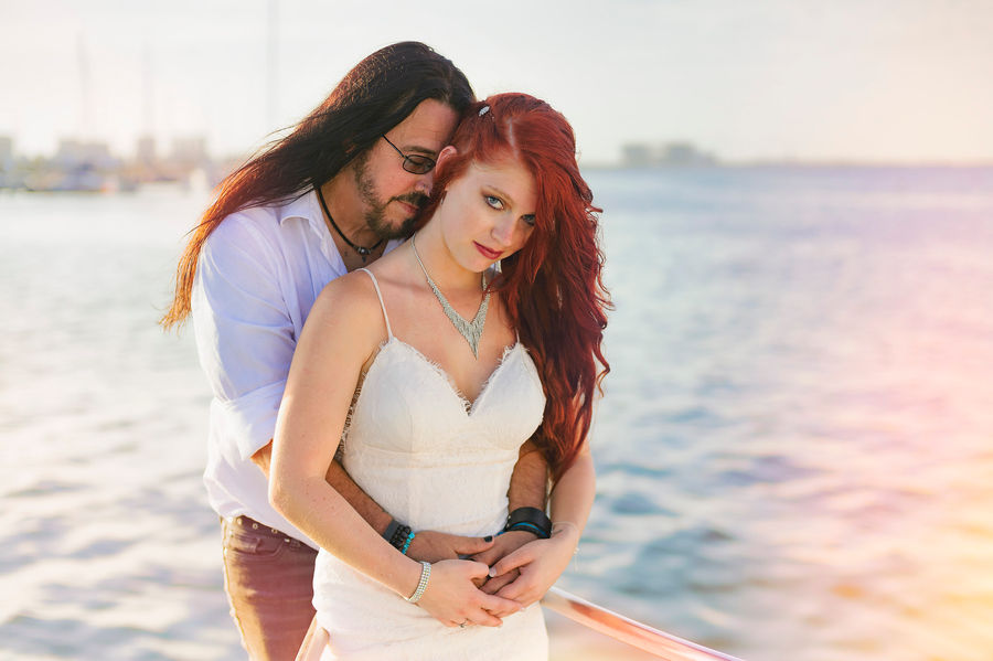 Pareja abrazándose, boda en la playa, romántica, Carlos Mendoza Photography