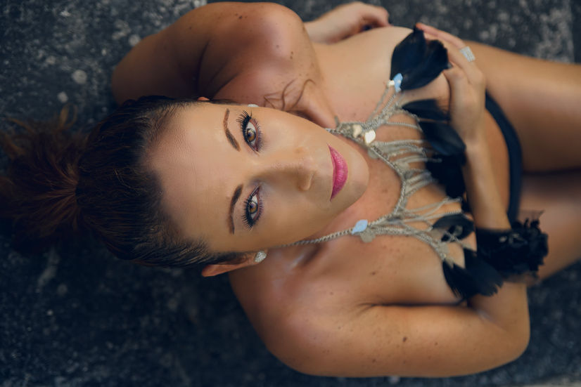 Retrato sensual: mujer con plumas, mirada intensa