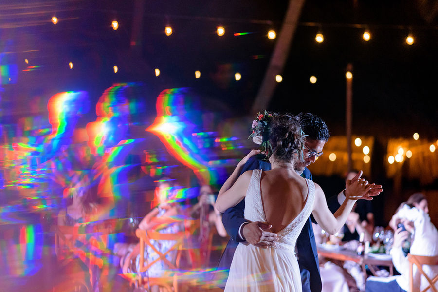 Pareja bailando en boda nocturna