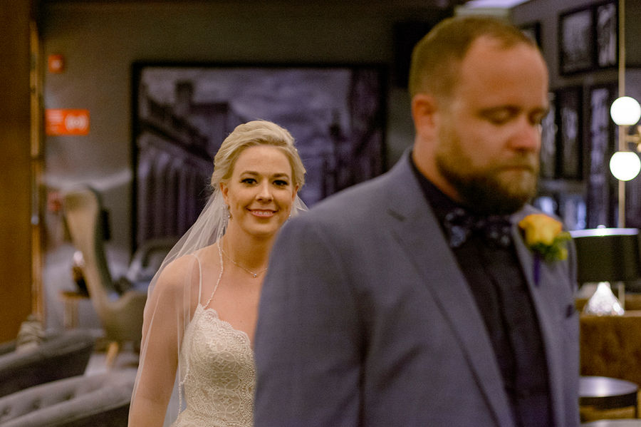 Novia sonriendo, novio de espaldas; Bodas elegantes