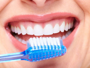El cuidado básico de los implantes dentales
