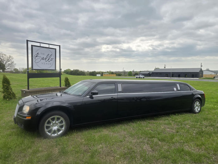 The Executive Chrysler 300 Prom Limo Springfield MO - Elegant prom transportation