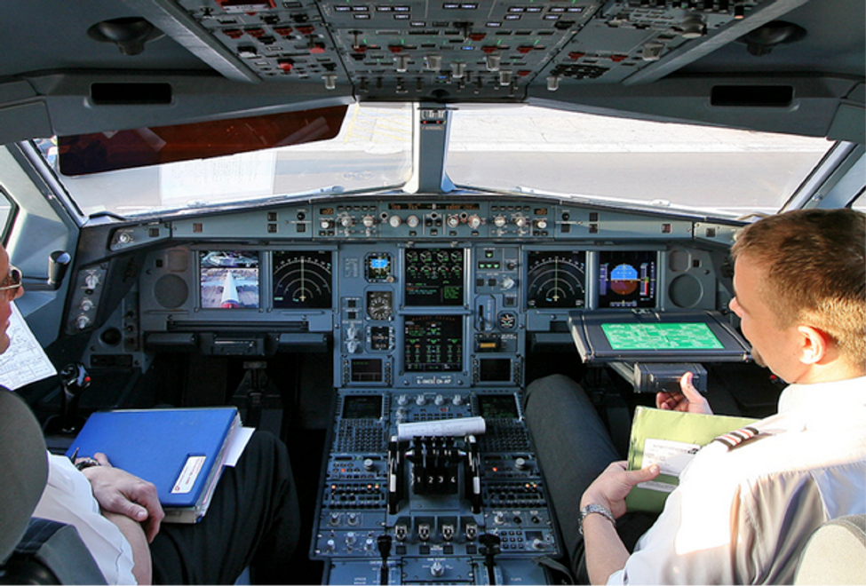 The cockpit of a Virgin Atlantic Airbus A340
