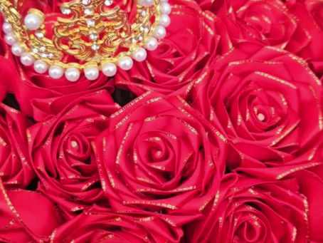 Ramo de flores eternas con listón floral