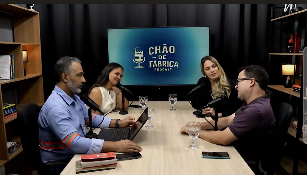 No ChãoDeFábricaPodcast com os operadores Pollyana Giffoni (lado), Ronaldo Prado e Keila Simeia (a frente)