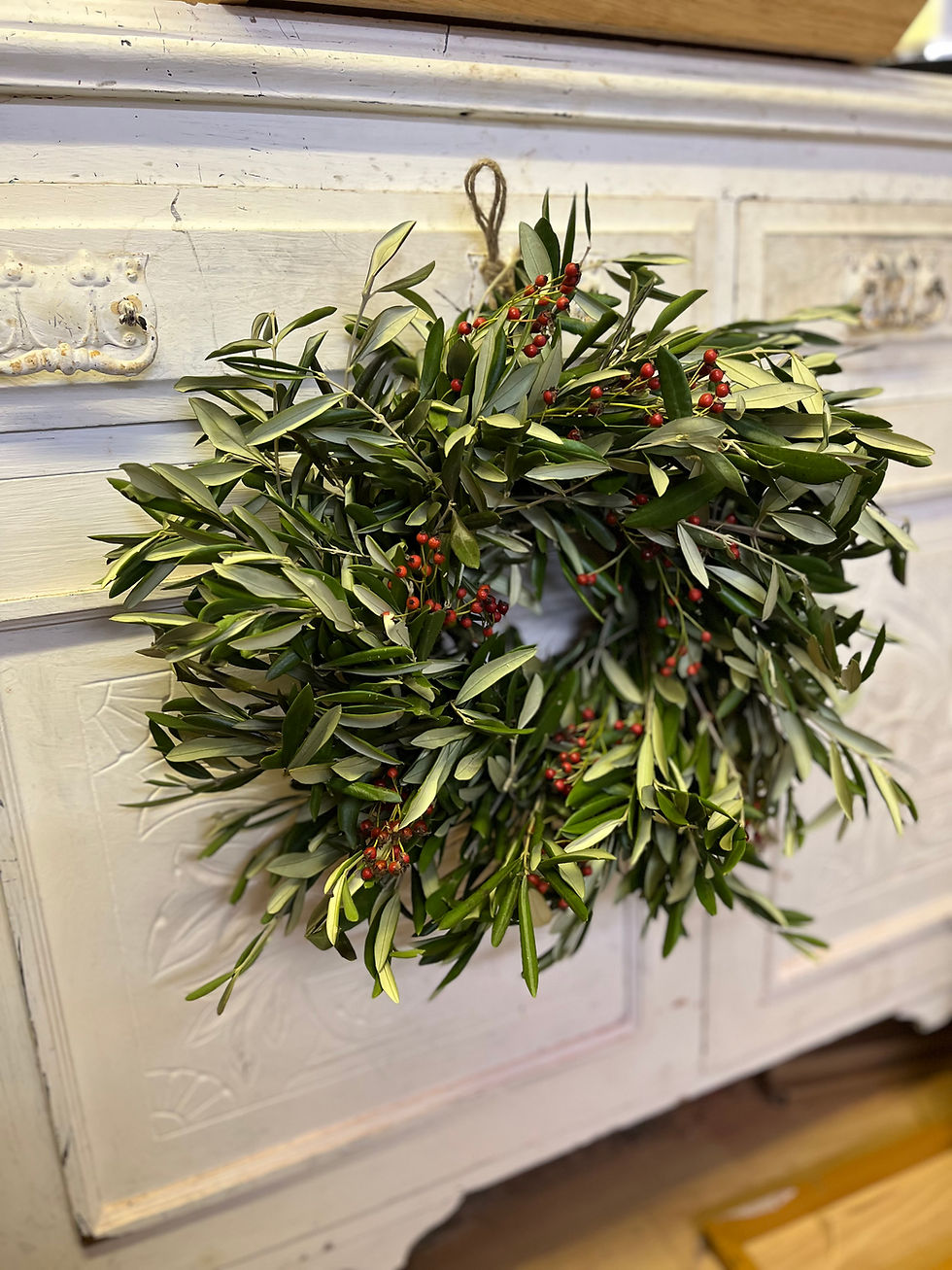 Thumbnail: Fresh Olive & Berry Wreath Table Center