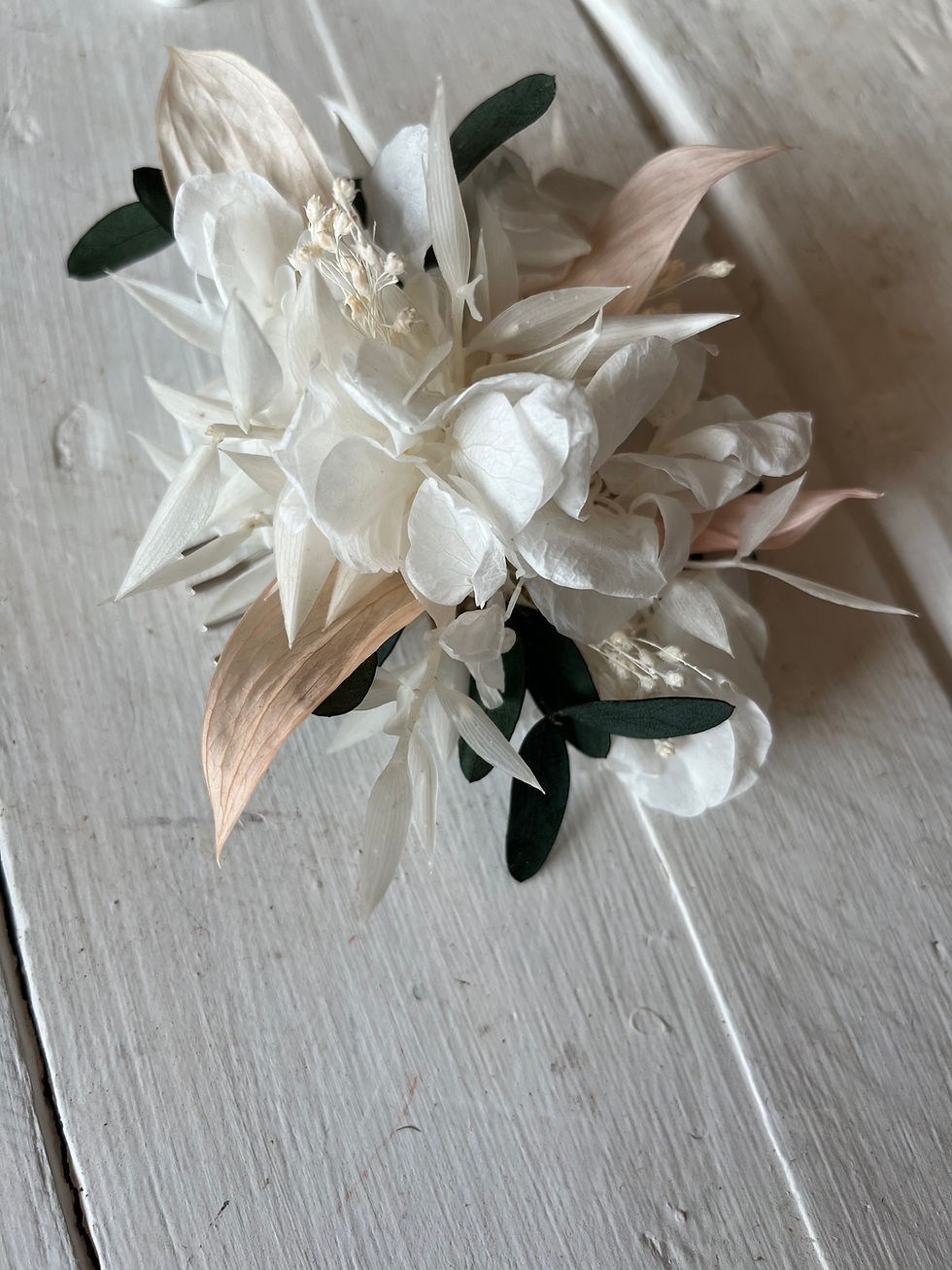 Thumbnail: Dried Flower White And Blush Hair Comb