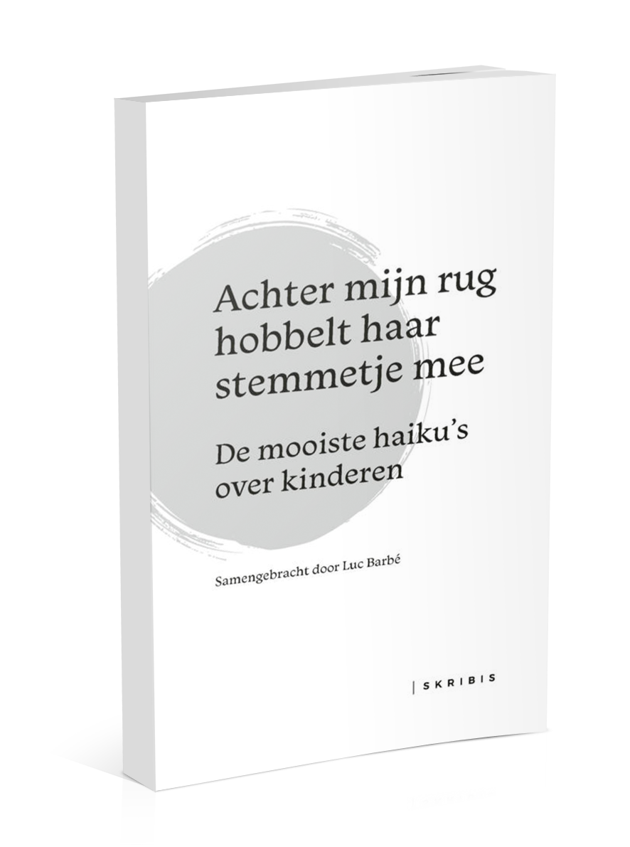 Achter mijn rug hobbelt haar stemmetje mee
