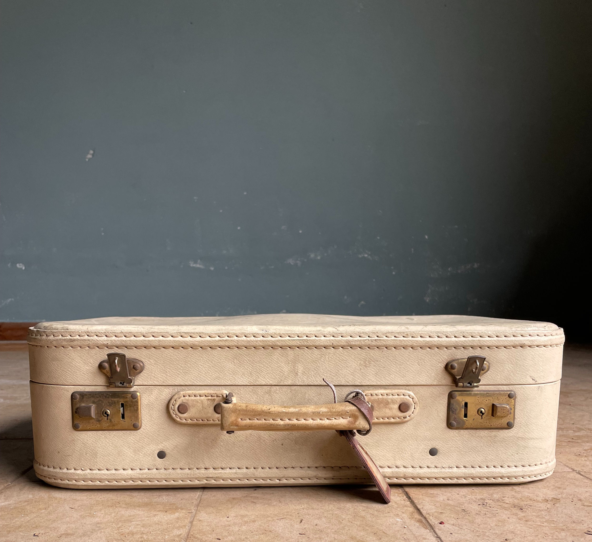 Valigia Vintage in Pelle con Dettagli in Ottone