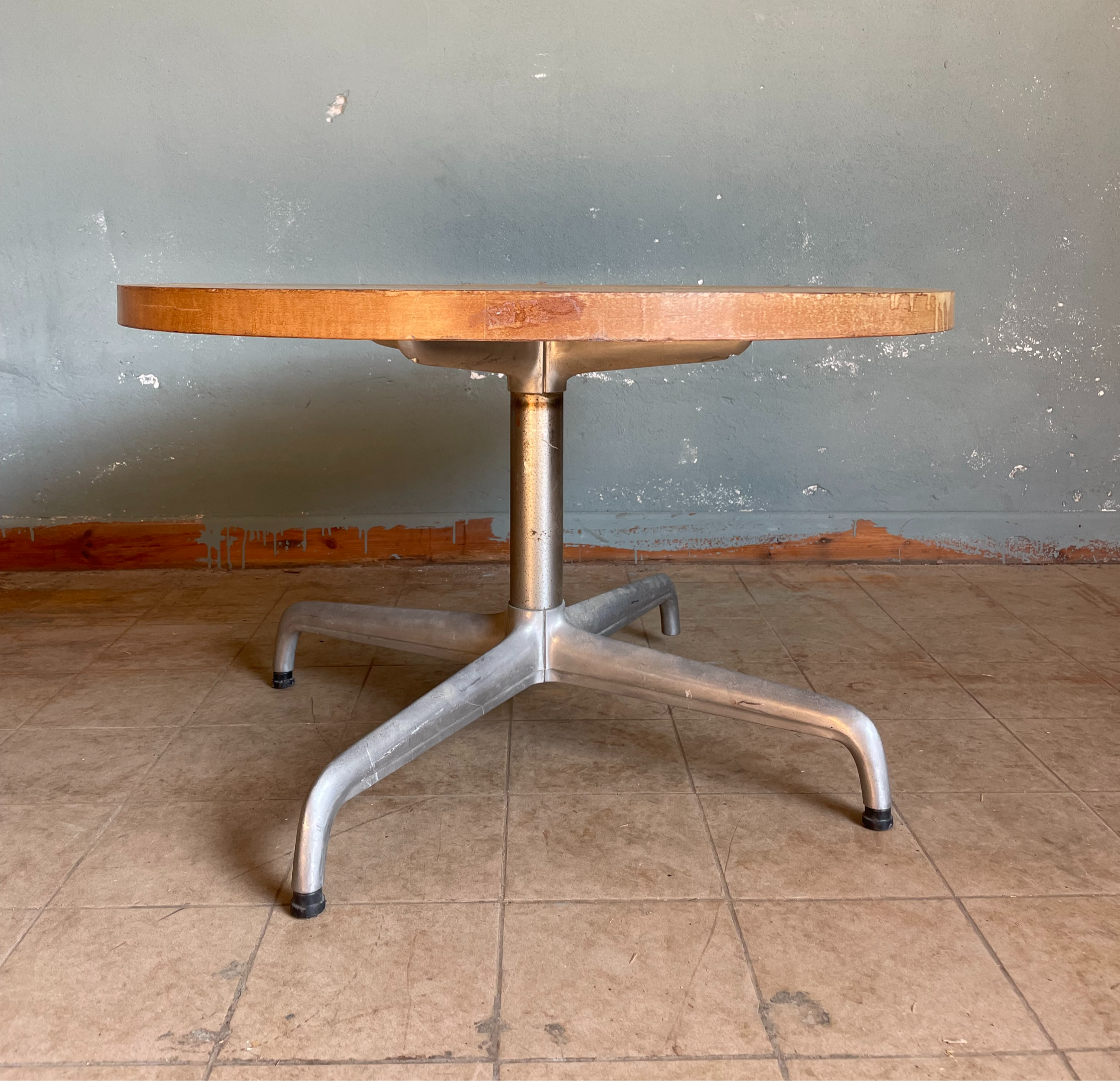 Tavolino basso con base in alluminio