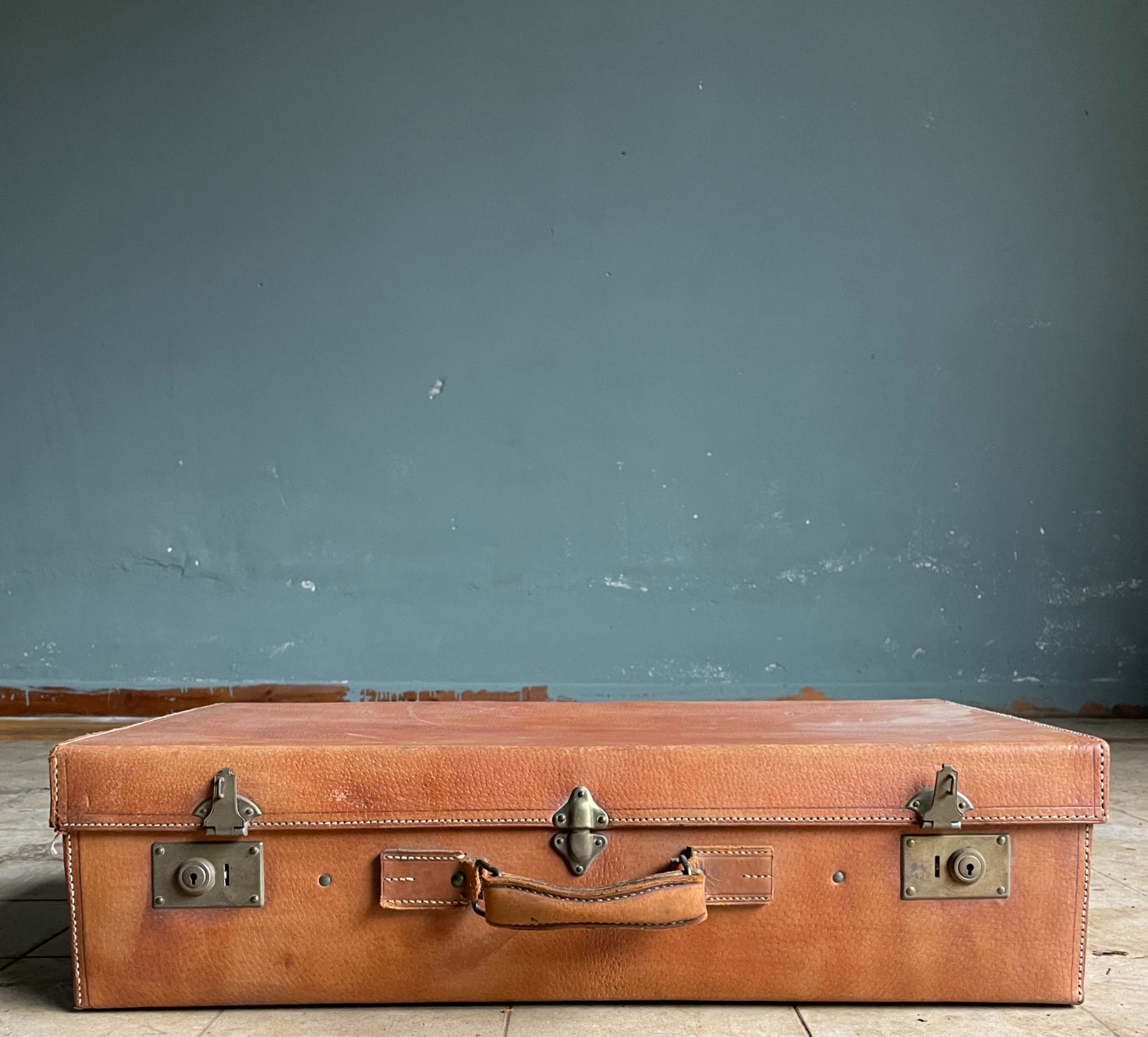 Valigia vintage in pelle martellata