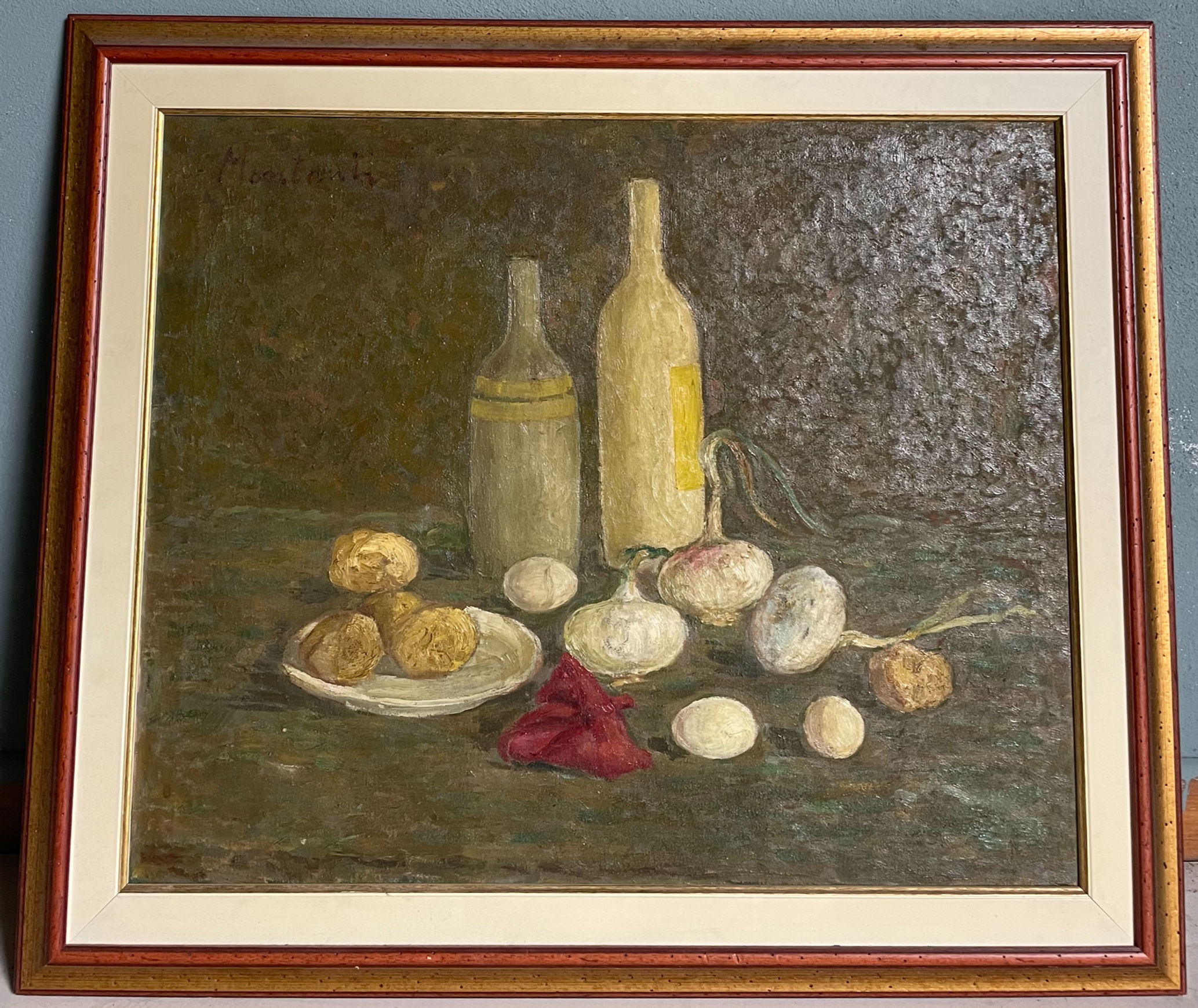 Natura morta rustica con ortaggi e bottiglie