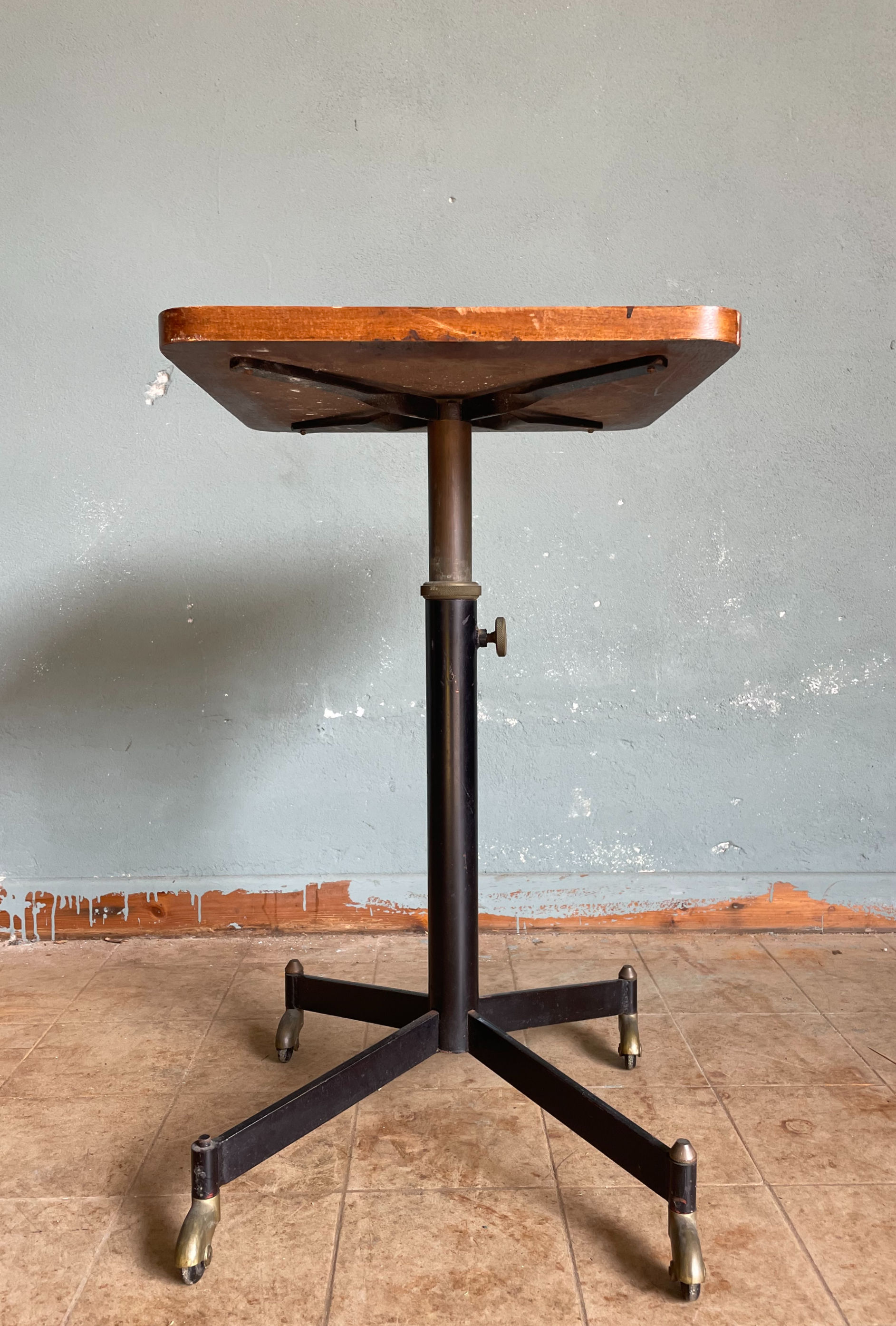 Tavolino regolabile con ruote