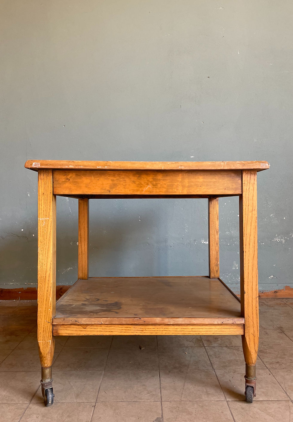 Tavolino in legno con ruote