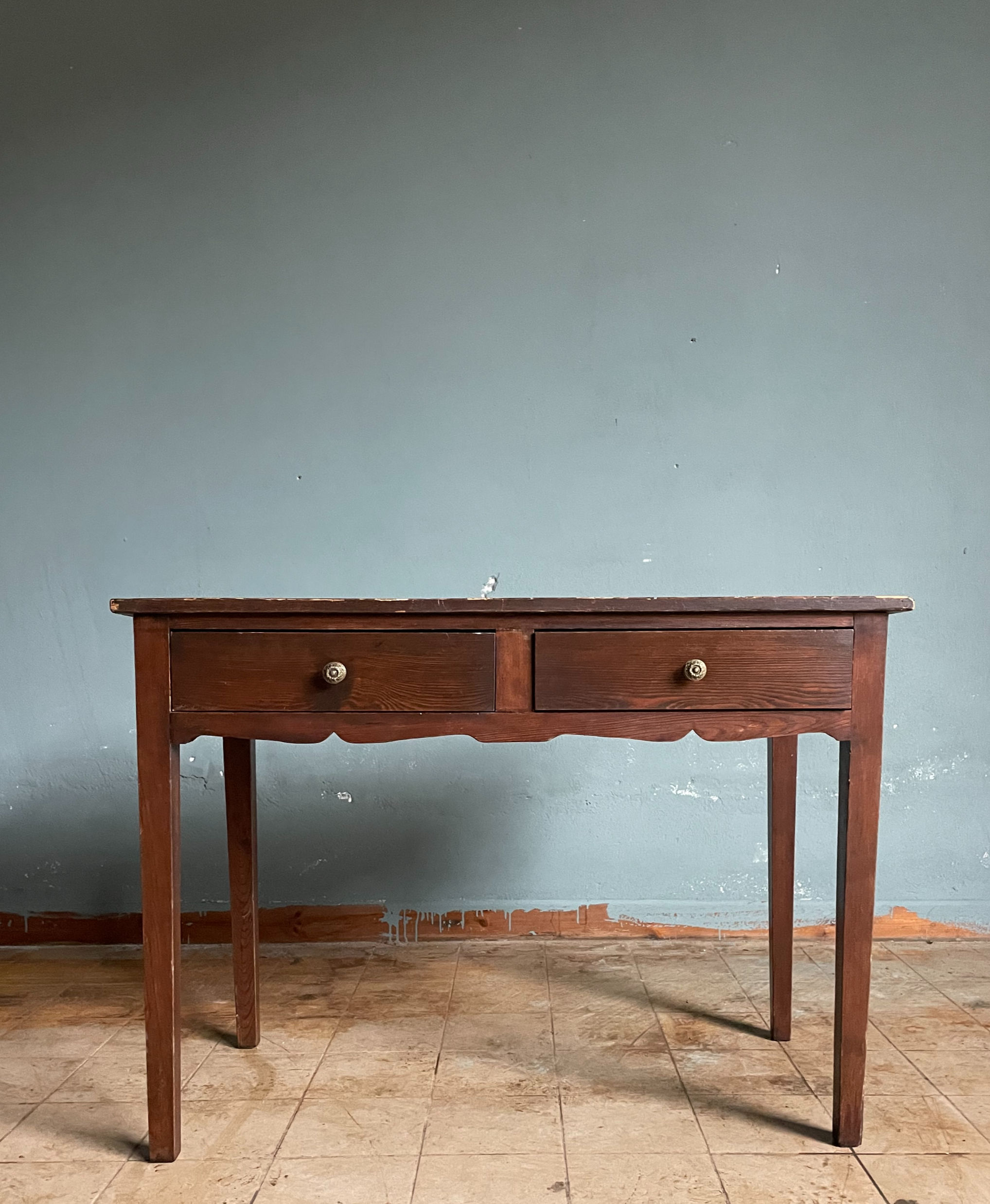 Tavolino in legno con due cassetti