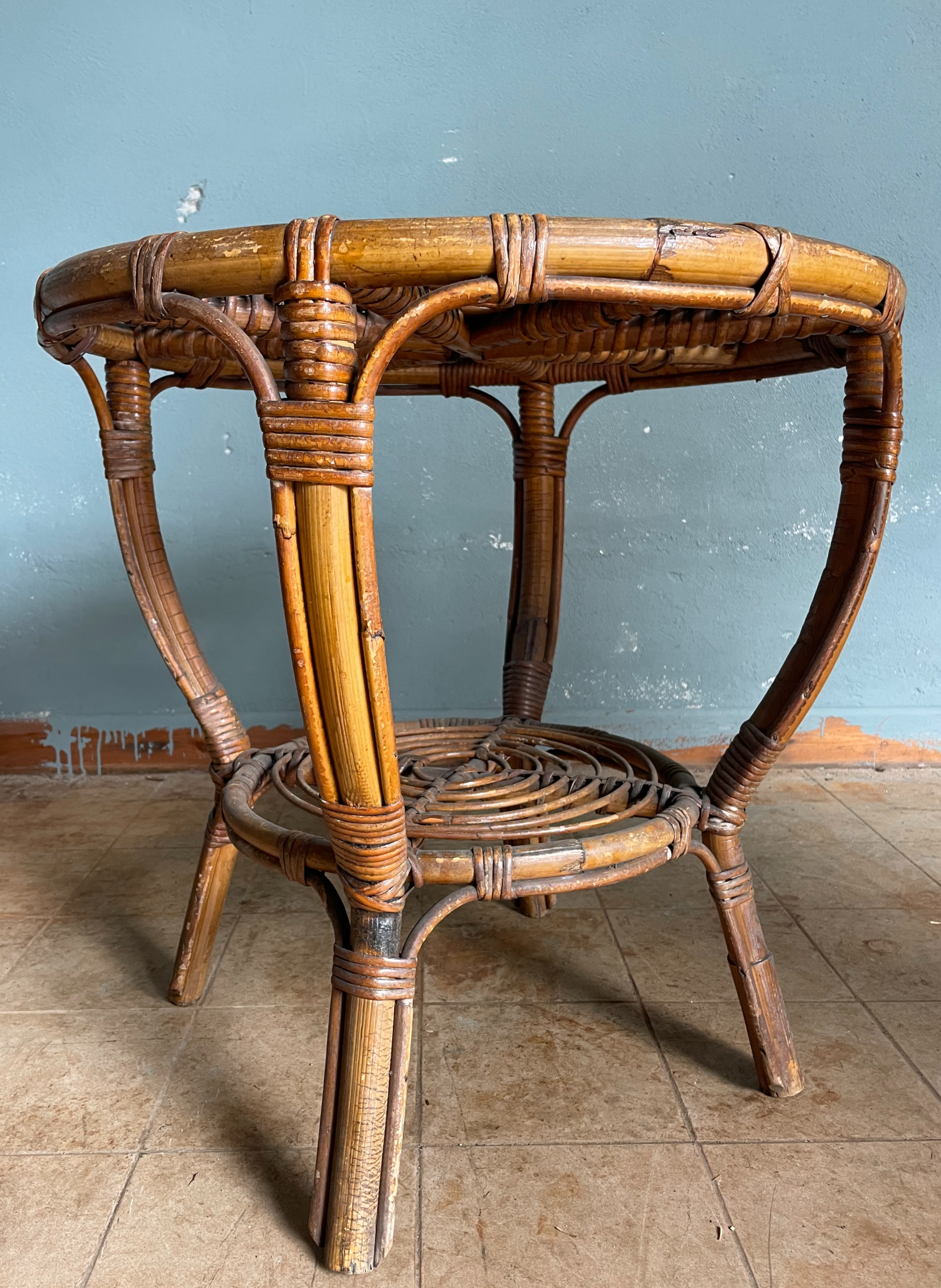 Tavolino in rattan intrecciato