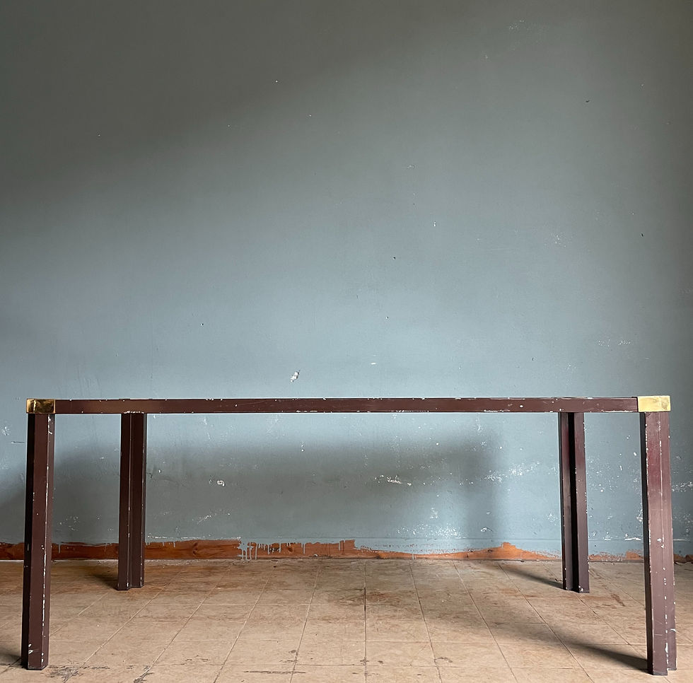 Tavolo in vetro e metallo con dettagli ottone