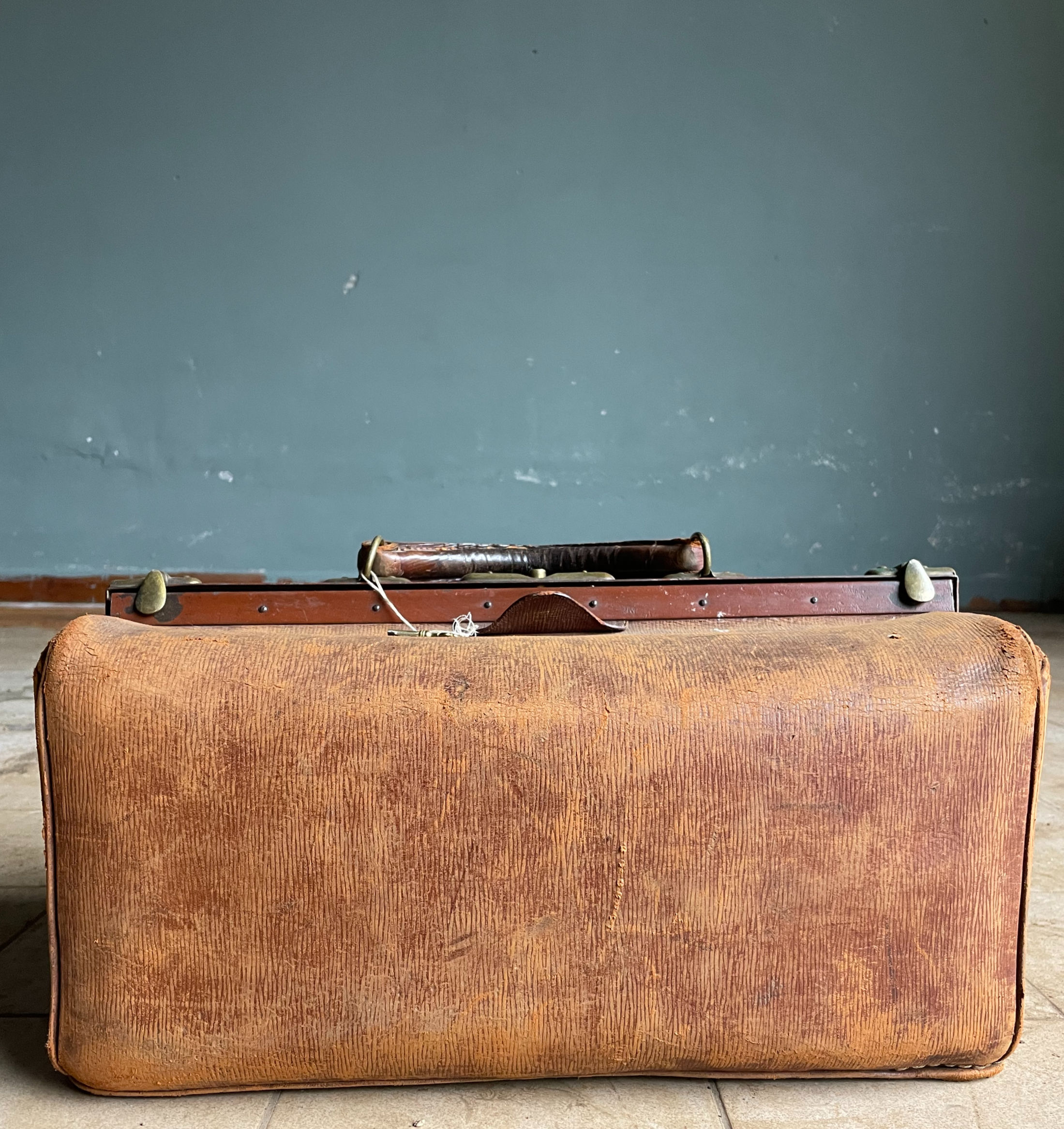 Borsa in Pelle Marrone con Dettagli in Ottone