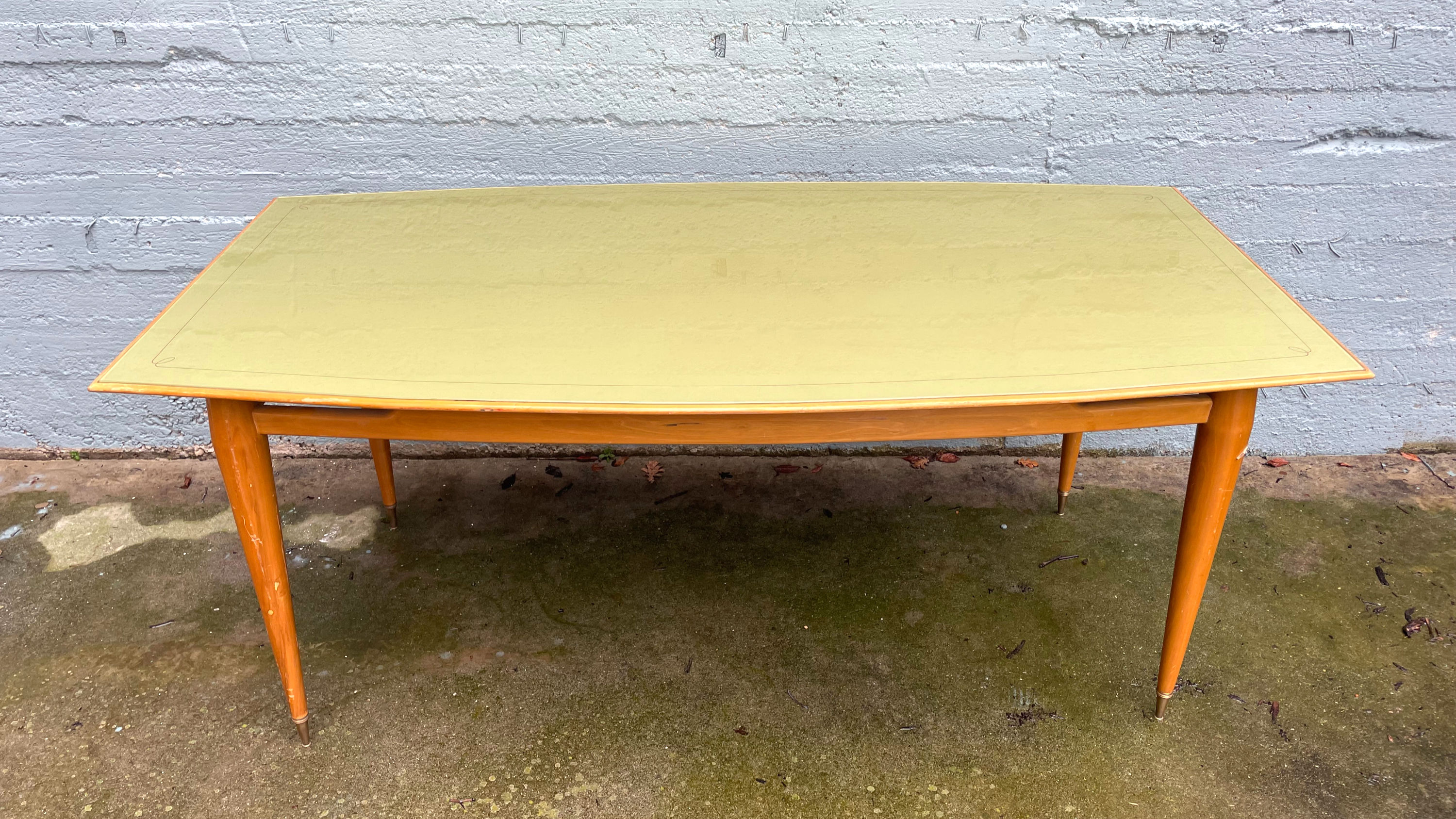 Tavolo da pranzo con piano in vetro verde decorato