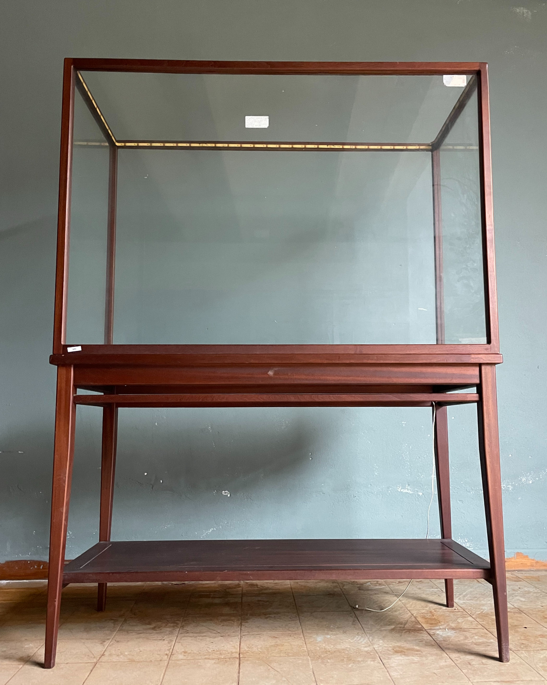 Vetrina in legno con struttura slanciata