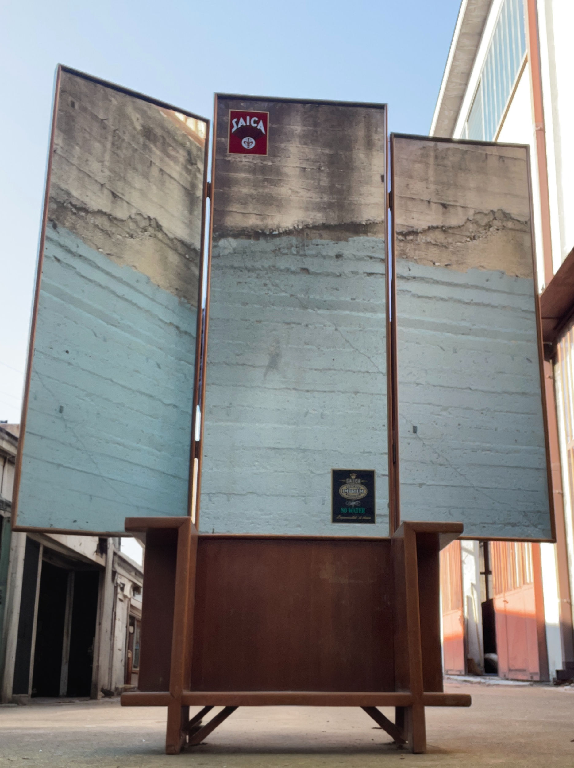 Specchio trifacciale con struttura in legno