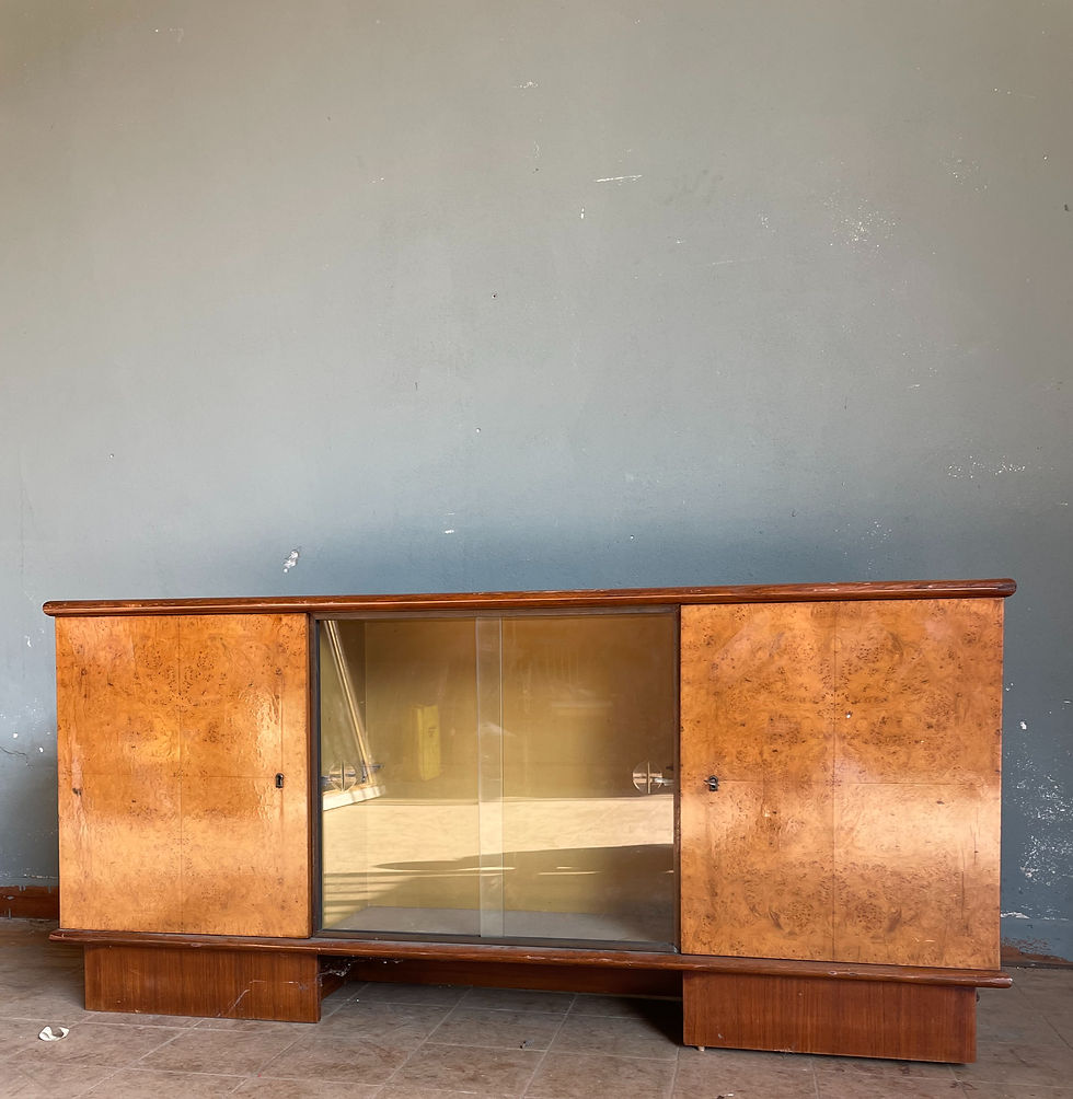 Sideboard in radica con vetrina centrale