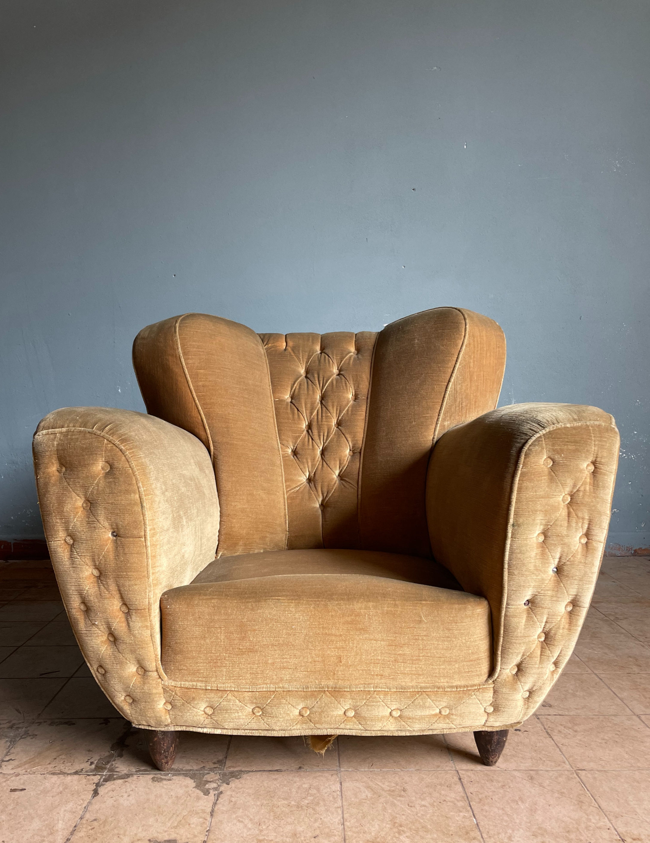 Poltrona in velluto giallo senape