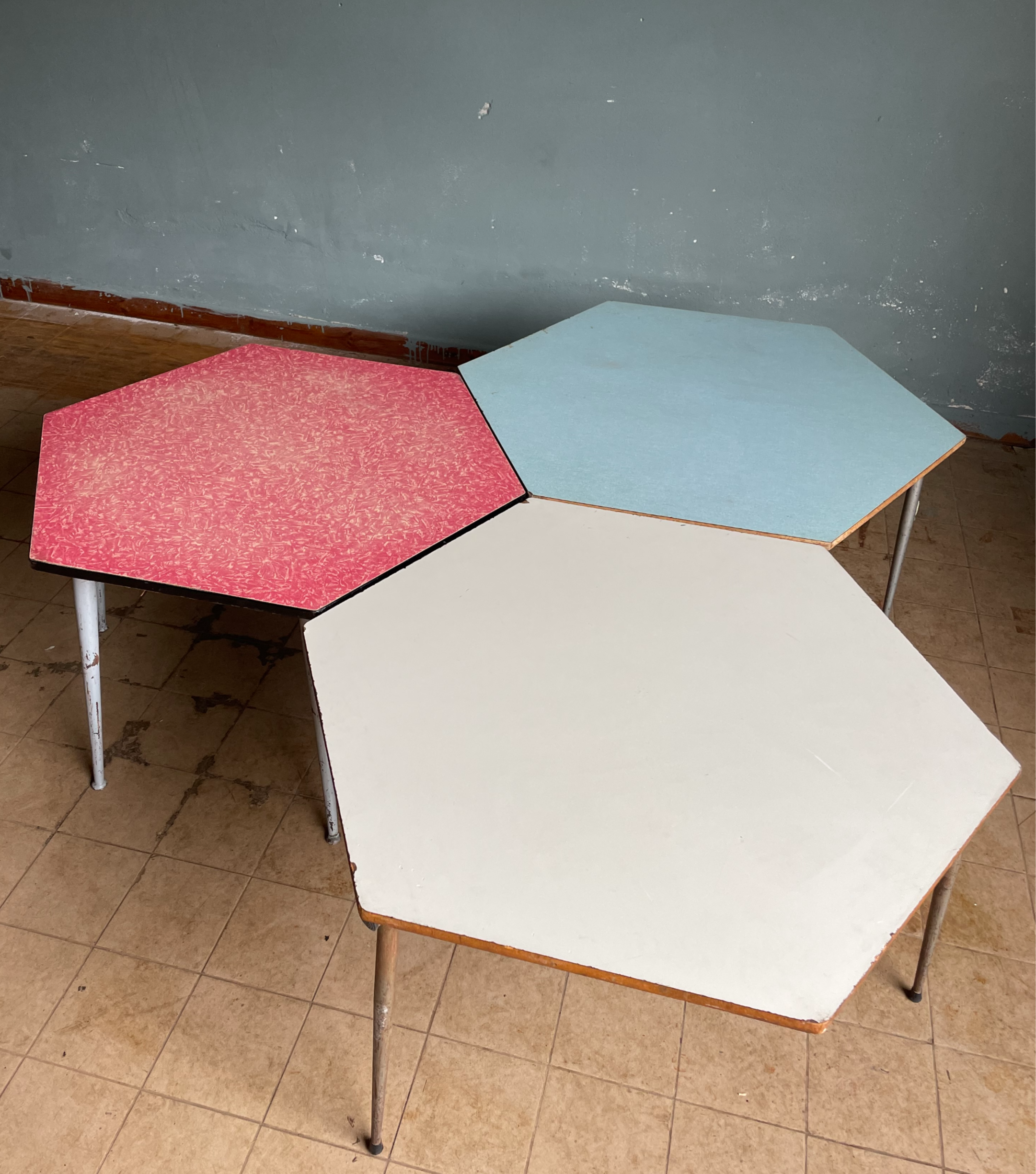 Tavolini esagonali asilo