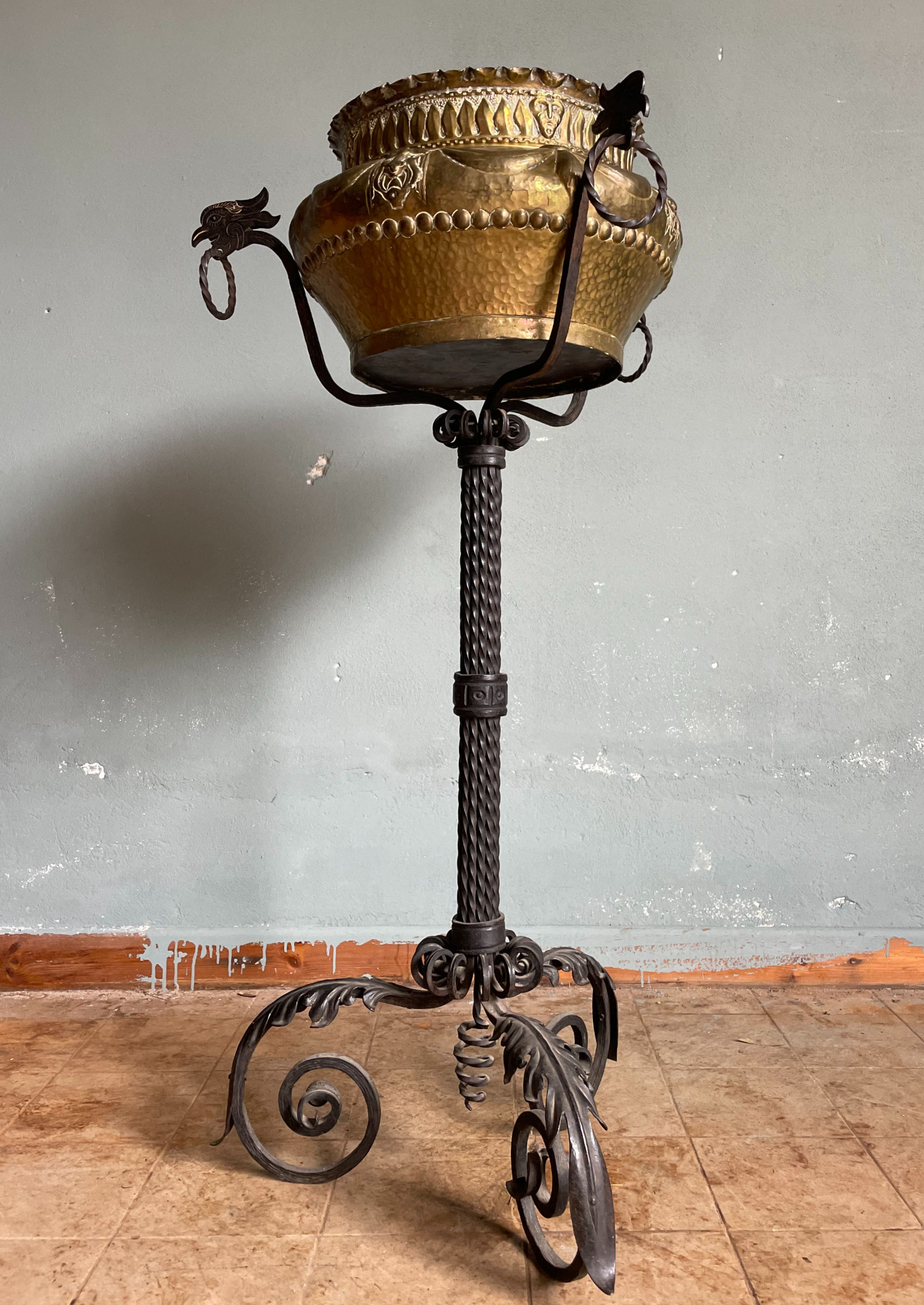 Fioriera ornamentale in ottone e ferro battuto