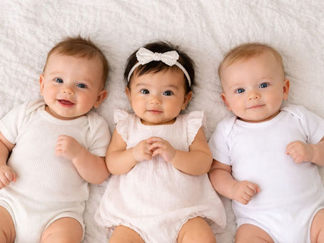 tři miminka na dece