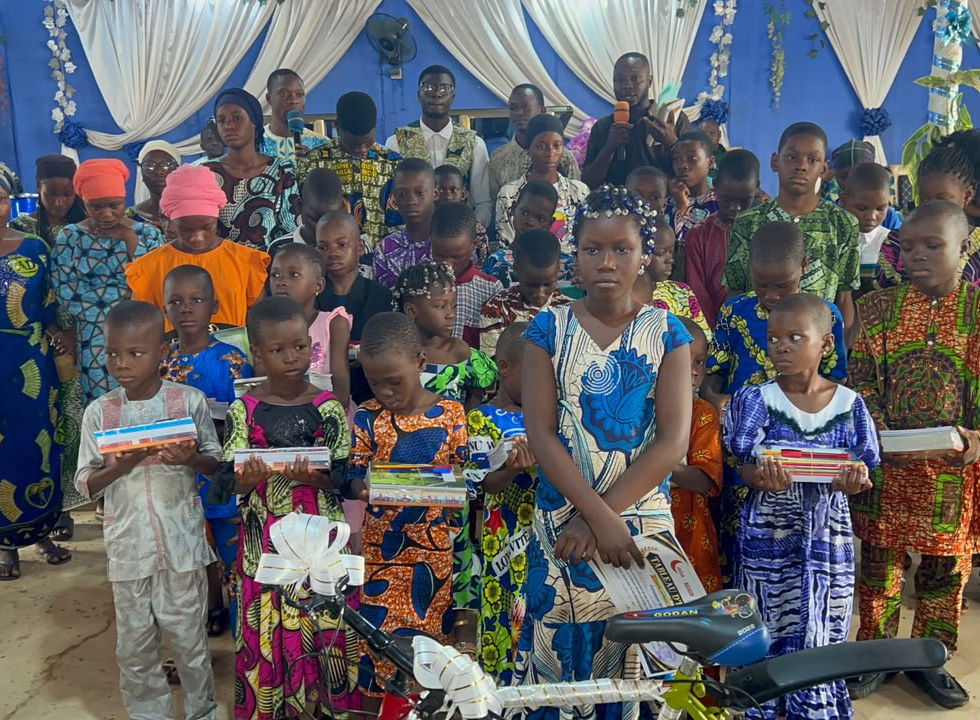 EEAD TEMPLE RHÉMA DE GBÉTAGBO: L’excellence scolaire célébrée en grande pompe. Plus d’une vingtaine d’enfants récompensés pour leurs efforts
