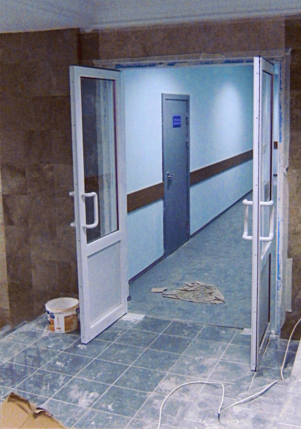 Алюминиевая двухстворчатая маятниковая дверь