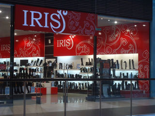 Стеклянные витрины в магазине IRIS