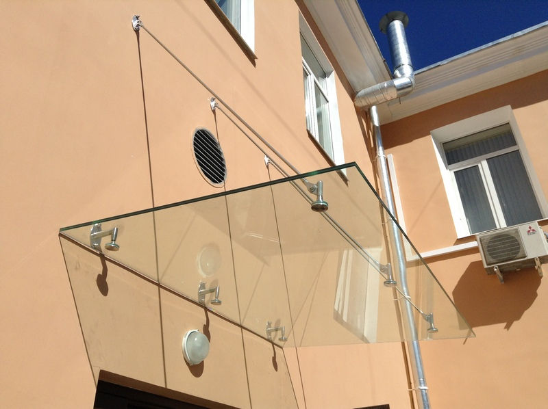 Цельностеклянный козырек на тягах Рижская.jpg