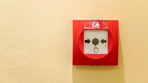 Bouton rouge sur lequel appuyer en cas d'incendie