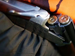 Spara due volte e uccide il cane