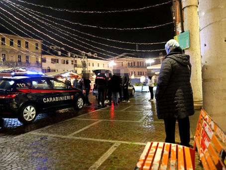 Lite furibonda in piazza del mercatino