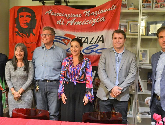 la_figura_di_che_guevara_e_il__bloqueo__degli_usa.jpg