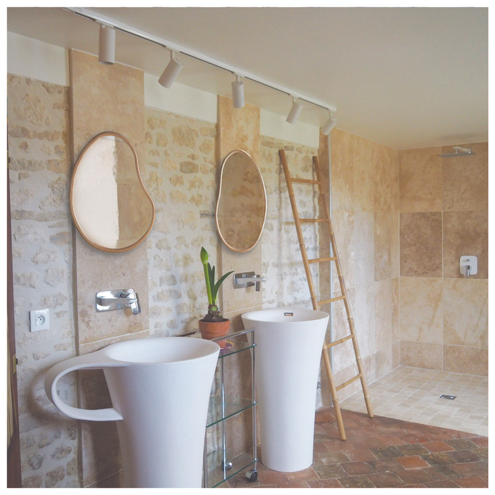 Au cœur de ce château normand, plongez dans une salle de bain rustique aux charmes d'antan. Deux vasques sur pied, identiques et en forme de tasse à café, ajoutent une touche d'originalité et d'élégance à l'espace. Un bloc en travertin sur mesure dissimule habilement les éléments techniques, offrant ainsi une esthétique épurée et sophistiquée. La douche ouverte apporte une sensation de grandeur et de liberté, invitant à la détente et à la relaxation. Laissez-vous transporter dans cette oasis de bien-être où le rustique et le raffinement se marient harmonieusement.

Dans ce château normand, une salle de bain rustique révèle tout son charme et son caractère. Deux vasques sur pied, semblables à des tasses à café, confèrent une note de fantaisie et d'originalité à l'espace. Un bloc en travertin sur mesure dissimule astucieusement les équipements techniques, créant ainsi une ambiance épurée et harmonieuse. La douche ouverte ajoute une touche de modernité et de sophistication, offrant un espace de relaxation invitant et apaisant. Plongez dans cette salle de bain où le confort et l'esthétique se rencontrent pour créer une expérience unique et mémorable.