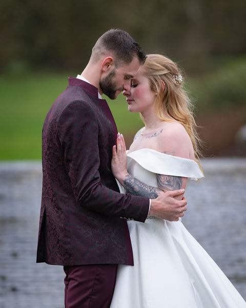 Mariés enlacés lumière naturelle - photographe mariage Belgique