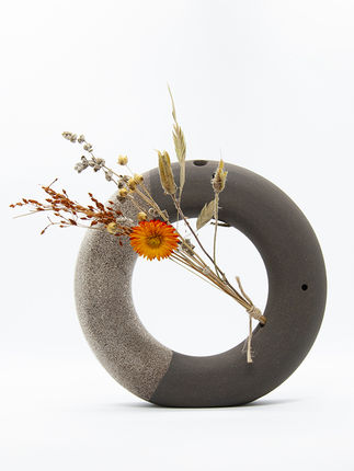 Donutvaas met droogbloemen