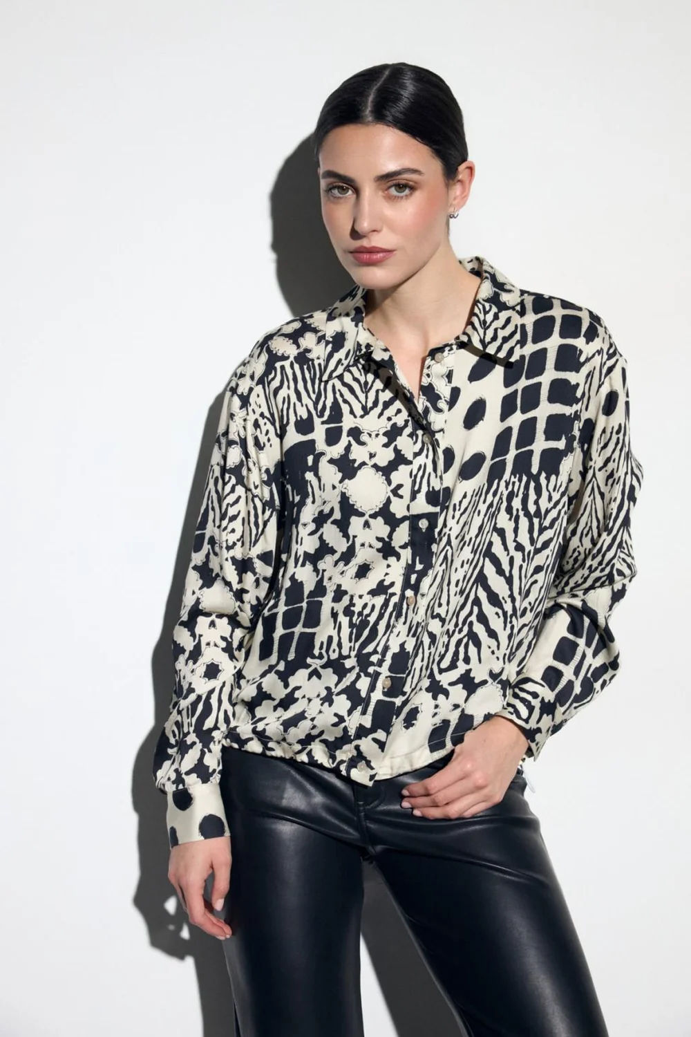 Tinta Ronalda Abstract Print Blouse – Black & Cream
