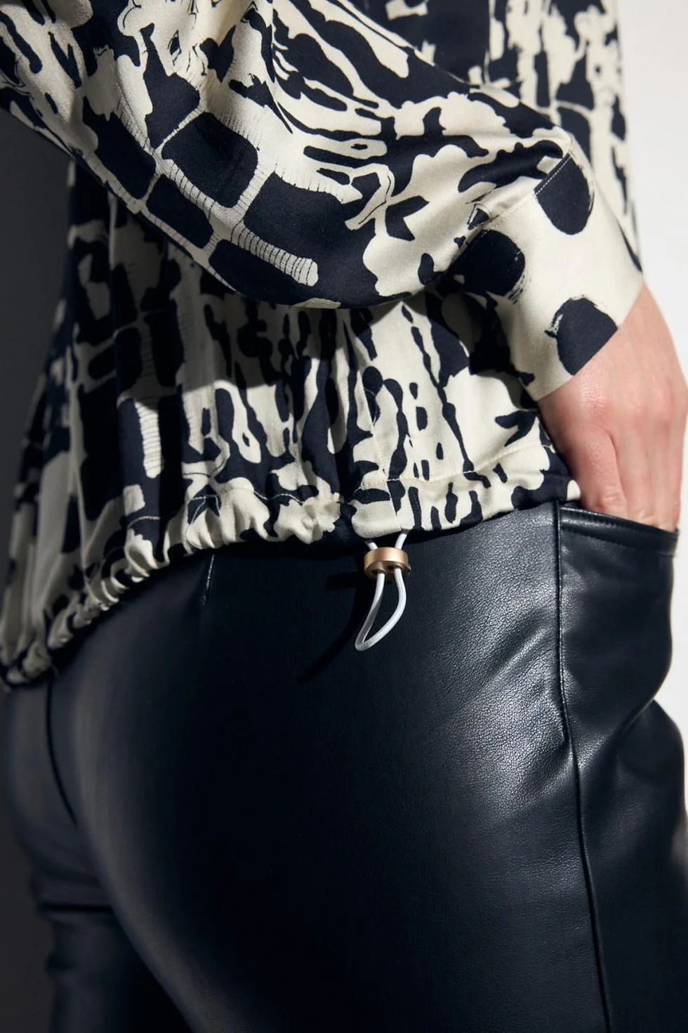 Thumbnail: Tinta Ronalda Abstract Print Blouse – Black & Cream